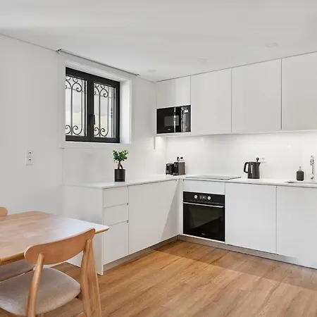Apartment Private Garden Oasis, A Charming Flat In Bonfim