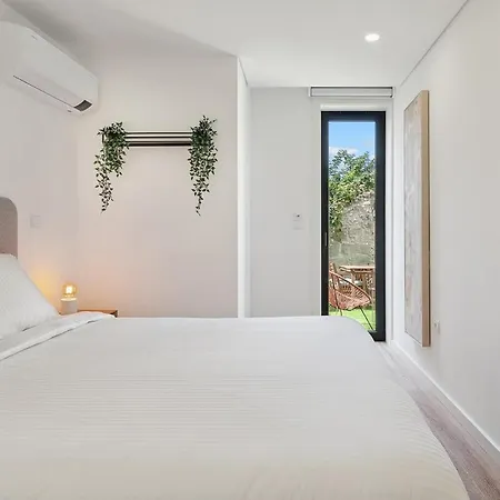 Apartment Private Garden Oasis, A Charming Flat In Bonfim
